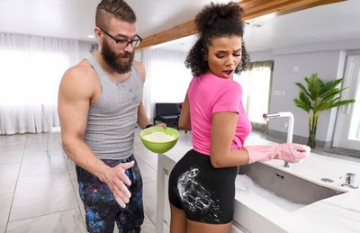 Бородач в серой майке любвеобильно принялся трахать сестру на кухне.