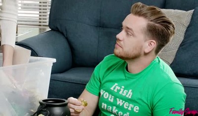 Молодая распутная девушка собирается на групповуху с пацанами.