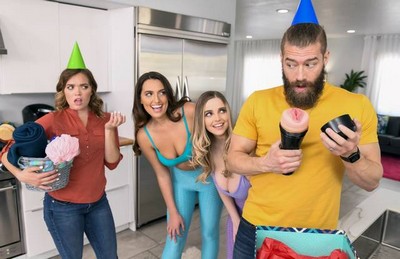 Две девушки из соседней квартиры приятно удивили бородатого парня тройником.