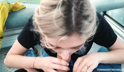 Блондинка на улице радует парня оральными утехами.