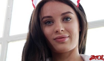 Молодая женщина устраивает любительское порно со своим партнером в спальне.