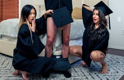 Две сестрички оказались в соблазнительной ситуации с похотливым парнем.