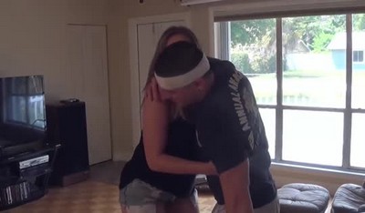 Жак после медитации превратился в опасную секс-машину и преодолел игривое сопротивление двоюродной сестры.