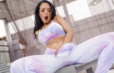 Моего директора окружают прекрасные дамы.