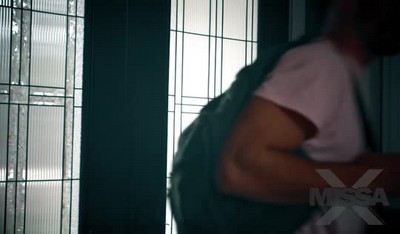 Молодая девушка давно мечтала о порно с отцом, и теперь она может натирать его стоячий хрен всеми доступными способами.