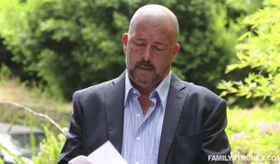 Пара из старинного дома приняла незнакомую женщину, предложив ей принять душ и поесть пельмени.