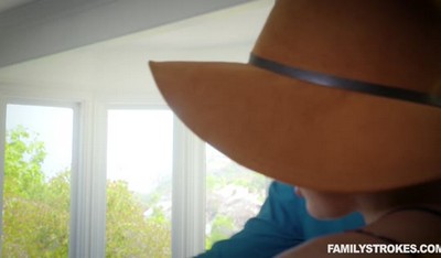 Папа готовил обед, когда жена и дочка вернулись из салона красоты.