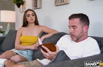 Папочка недавно просто принял платонический душ со своей восемнадцатилетней сводной дочуркой.