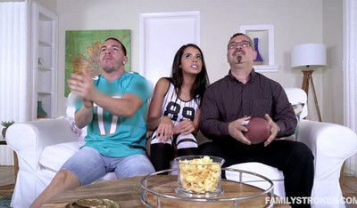 Горячая чирлидерша пришла в гостиную, чтобы предоставить двоюродному брату свои услуги.