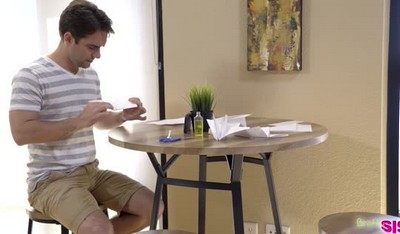 Чикуля с короткой стрижкой изменяет и поклоняется умелым оральным ласкам.