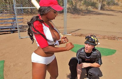 Бейсболист натянул сисястую негритяночку.