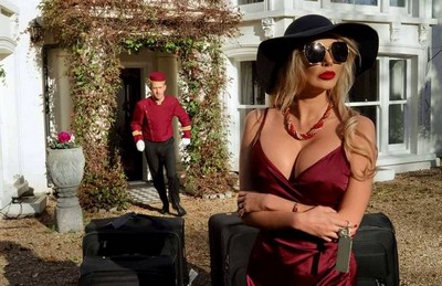 Портье принял в отель потрясающую даму в красном нижнем белье.