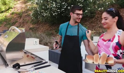 На даче программиста проходил отличный летний вечерок: барбекю, жареные сосиски и девушка без трусиков.