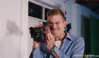 Лили села на здоровенный болт и поняла, что перед ней не фотограф, а электрик.