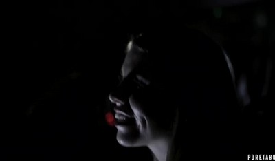 Здоровый мужчина натягивает пизды дочери и жены на бритый член по большие яйца.