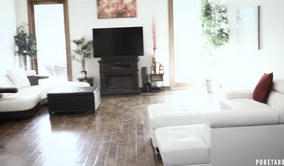 Шатенка расслабляла небритого отца с утра, даря ему незабываемое наслаждение.