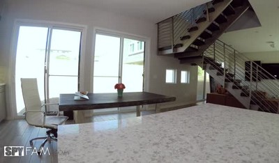 Анна, работающая в эскорте, решила научить своего братца делать кунилингус.