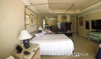 Худышка-блондинка нашла силиконовый член в тумбочке мамы и начала играть с ним.