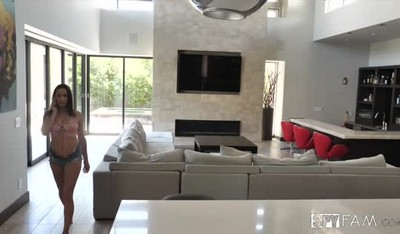 Любитель делать куни под названием "Сладкий язычок" решил добраться до двоюродной сестры.