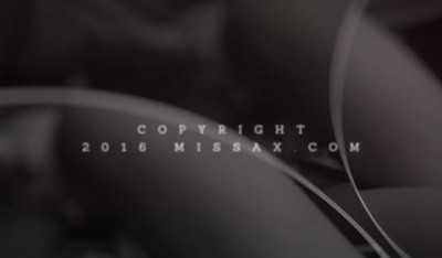 Брат пришел в комнату двух сестер и захотел поучаствовать в их развратных играх.