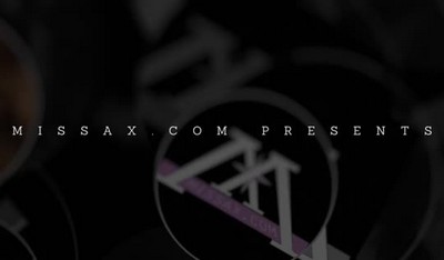 Девочки любят позировать в купальниках.