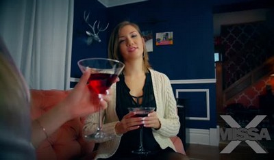 Стройные блондинки в кружевном белье и чулках мастурбируют писечки перед мускулистым братом.