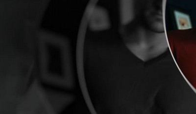 Мускулистый пацан случайно застукал двух сестер-шатенок за лесбийскими играми в спальне.