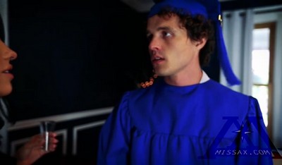 Классная брюнетка смотрела на ботаника, но тот почти не обращал внимания на нее.