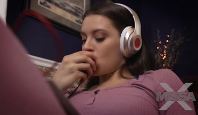 Лана и брат посмотрели вместе порно ролик, и она хотела узнать, встал ли у него член.