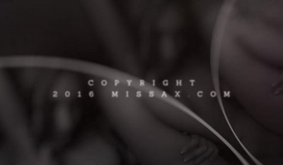 Стройный парень радует двух сестер-лесбиянок жарким интимом, даря им спермой.