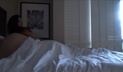 Эд постоянно наблюдал за своей очаровательной соседкой Лилианой, особенно любил наблюдать за тем, как она загорает у бассейна.