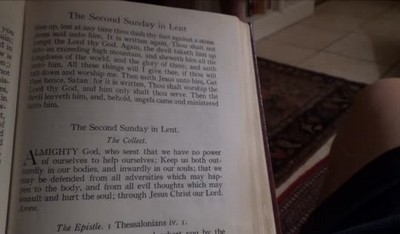 Ненасытная дочка стояла раком на диване, одетая в короткое платье.