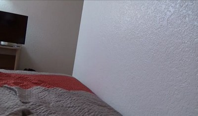 Молодая блондиночка в гольфах и студенческой униформе вошла в спальню брата-спортсмена и увидела его длинный хер.