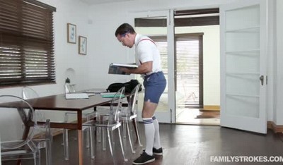 Футболист удовлетворил шатенку на диване.