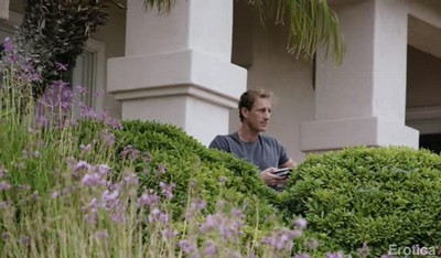 Спортивный парень решил отказаться от интимного свидания ради утреннего инцеста с любвеобильной сестренкой в белой майке.