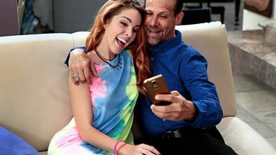 Рыжая девушка устроила долгожданный интим с развратным отцом на полу.