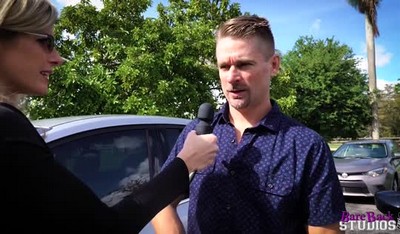 Отец разминает пизду дочки бритым фаллосом.