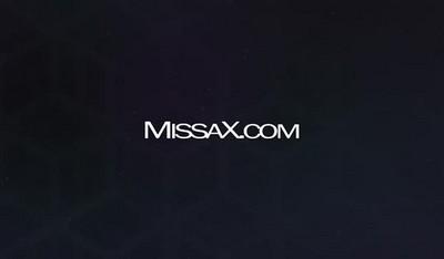 Невероятная молодая блондинка пробудила брата с помощью страстного минета.