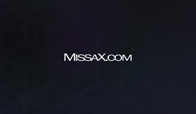 Чувак услышал вибратор из спальни сестрички и решил помочь ей кончить.