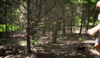 Начальник полиции вернулся домой после тяжелой смены и решил расслабиться с двумя голыми дочурками.