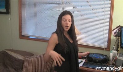 Саня связал сестру на кровати и поставил ее перед невероятными искушениями.