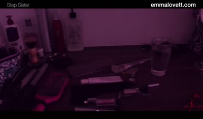 Олеся принесла себе кофе и пошла в гостиную, где отчим засел с ноутбуком.