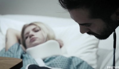 Однажды, помощник главврача остался в палате после медицинского осмотра двух пациентов.