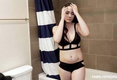 Мужик приводил в дом шлюшек и организовывал домашние порно кастинги.