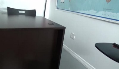 Очаровательная девушка занимается оральными ласками со своим кузеном и предается страсти.