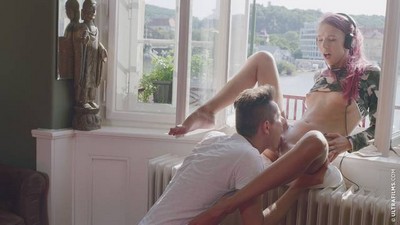 Вдоволь натанцевавшись, худышка с окраины встретила своего парня с работы на позитиве и уселась жопой на батарею, широко раздвинув ноги.