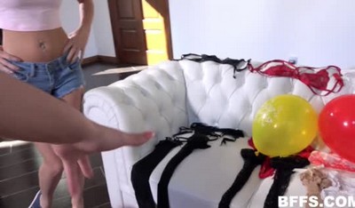 Это была зажигательная вечеринка, организованная младшей сестрой для дня рождения ее братана.