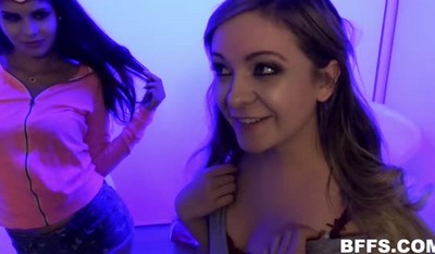 Невероятно возбужденный отчим принялся проникать в две небритые и симпатичные азиатские красотки.