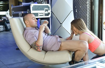 История рассказывает о том, как девушка помогла своему брату в борьбе с депрессией.