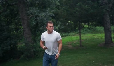 Волосатый мускулистый парень рисовал свою сестренку-блондинку голышом и решил выебать ее на диване.